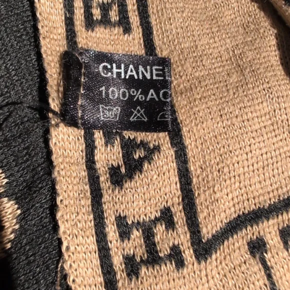 Chanel CC Logo Knit Scarf in Black & Beige - Picture 5 of 6
